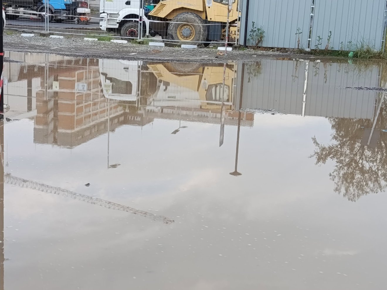 A közeli építkezésekről is mind a parkolóba folyik az esővíz &bullet;  Fotó: Esti din Targu Mures facebook csoport