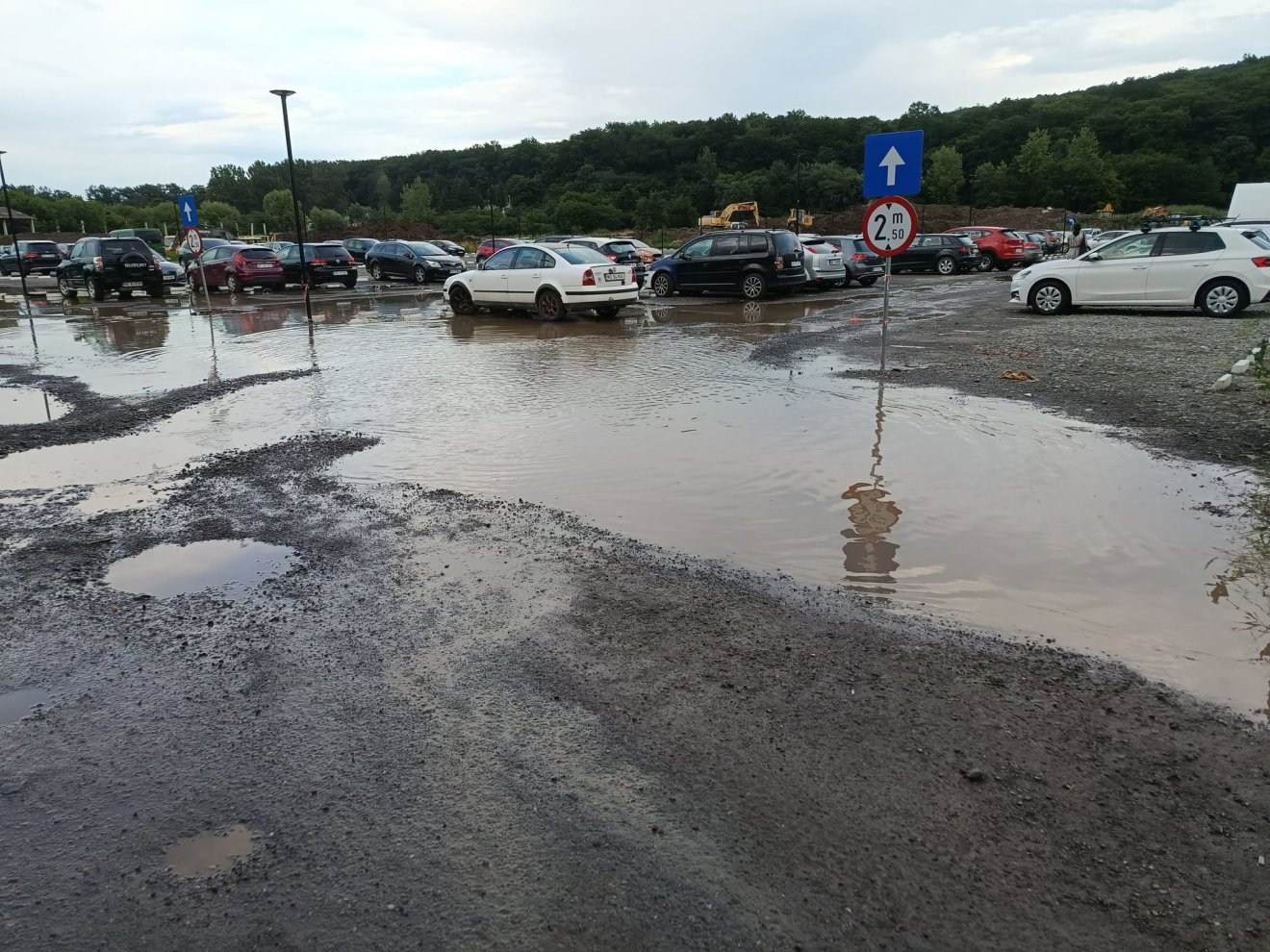 Nagy szükség volt a kórházi parkolóra, amely esőzéskor kisebb tóvá alakul &bullet;  Fotó: Esti din Targu Mures facebook csoport