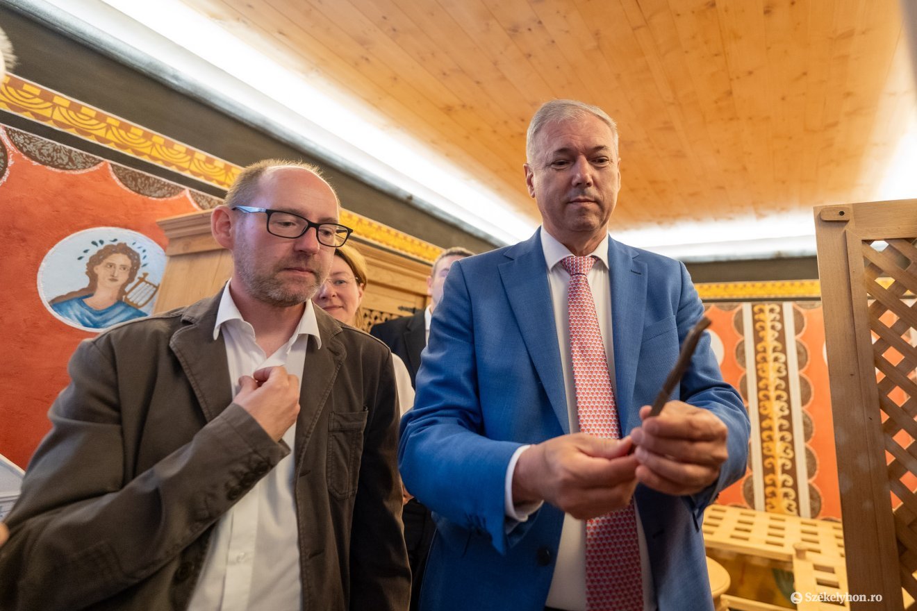 Pánczél Szilamér, kutatást vezető régész, a Római Limeskutató Központ vezetője és az országos limesbizottság tagja, illetve Péter Ferenc, a Maros megyei tanács elnöke &bullet;  Fotó: Haáz Vince