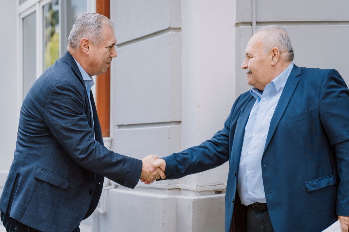 Péter Ferenc tanácselnök (balról) és a megyei kórház igazgatója, Ovidiu Gîrbovan &bullet;  Fotó: Péter Ferenc közösségi oldala