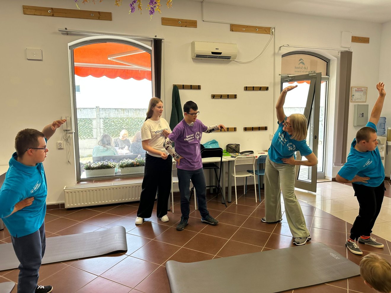Szombatonként gyűlnek össze a fiatalok, akik edzőikkel és önkéntesekkel közösen mozognak • Fotó: Special Olympics Romania