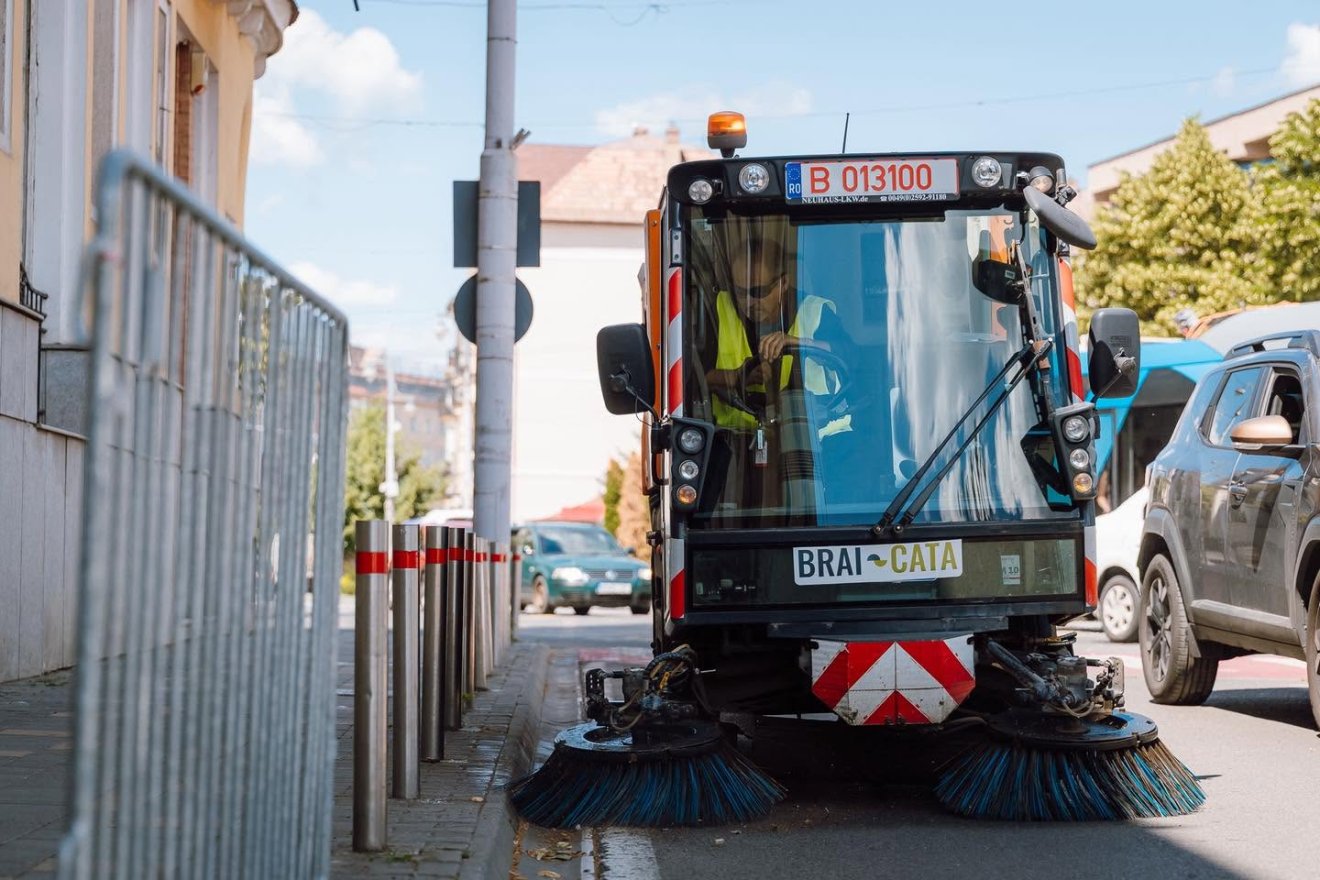 Gépekkel is sepregetnek hétfőtől Marosvásárhelyen • Fotó: Soós Zoltán közösségi oldala