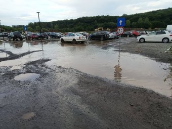 Sáron és pocsolyákon át vezet az út a parkolóból