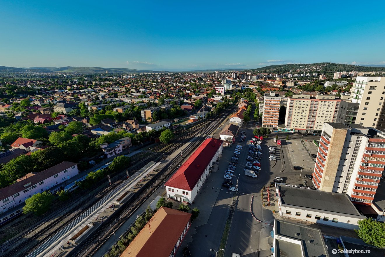 A piros fedelű ingatlan a felújított állomás épület &bullet;  Fotó: Haáz Vince