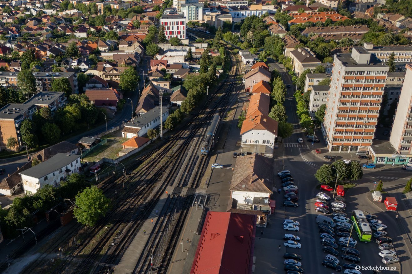 A nagy kérdés: a sínek alatt vagy felett lehet majd közlekedni? &bullet;  Fotó: Haáz Vince