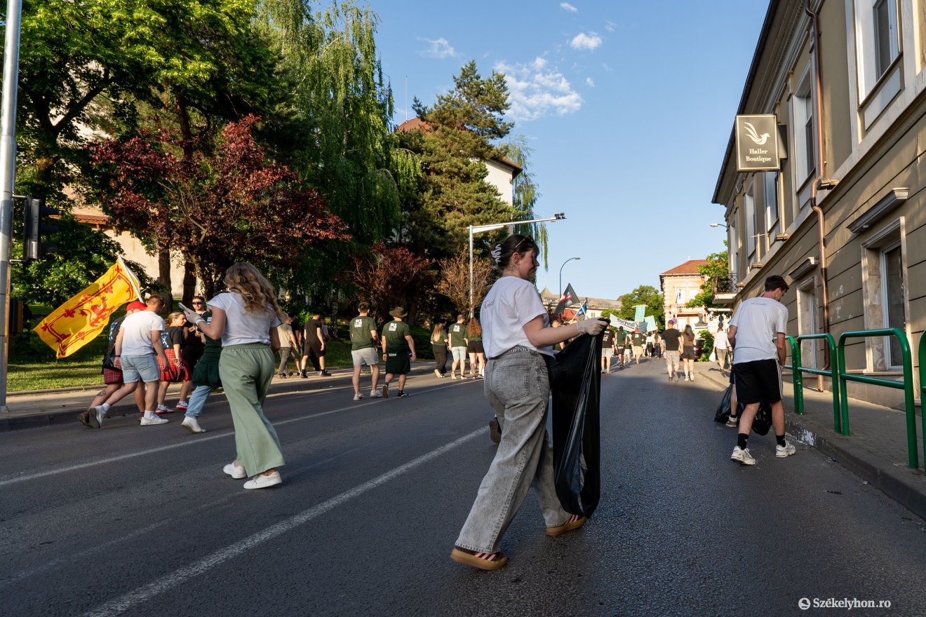 A szervezők felszedték a szemetet a felvonuló csapatok után &bullet;  Fotó: Haáz Vince