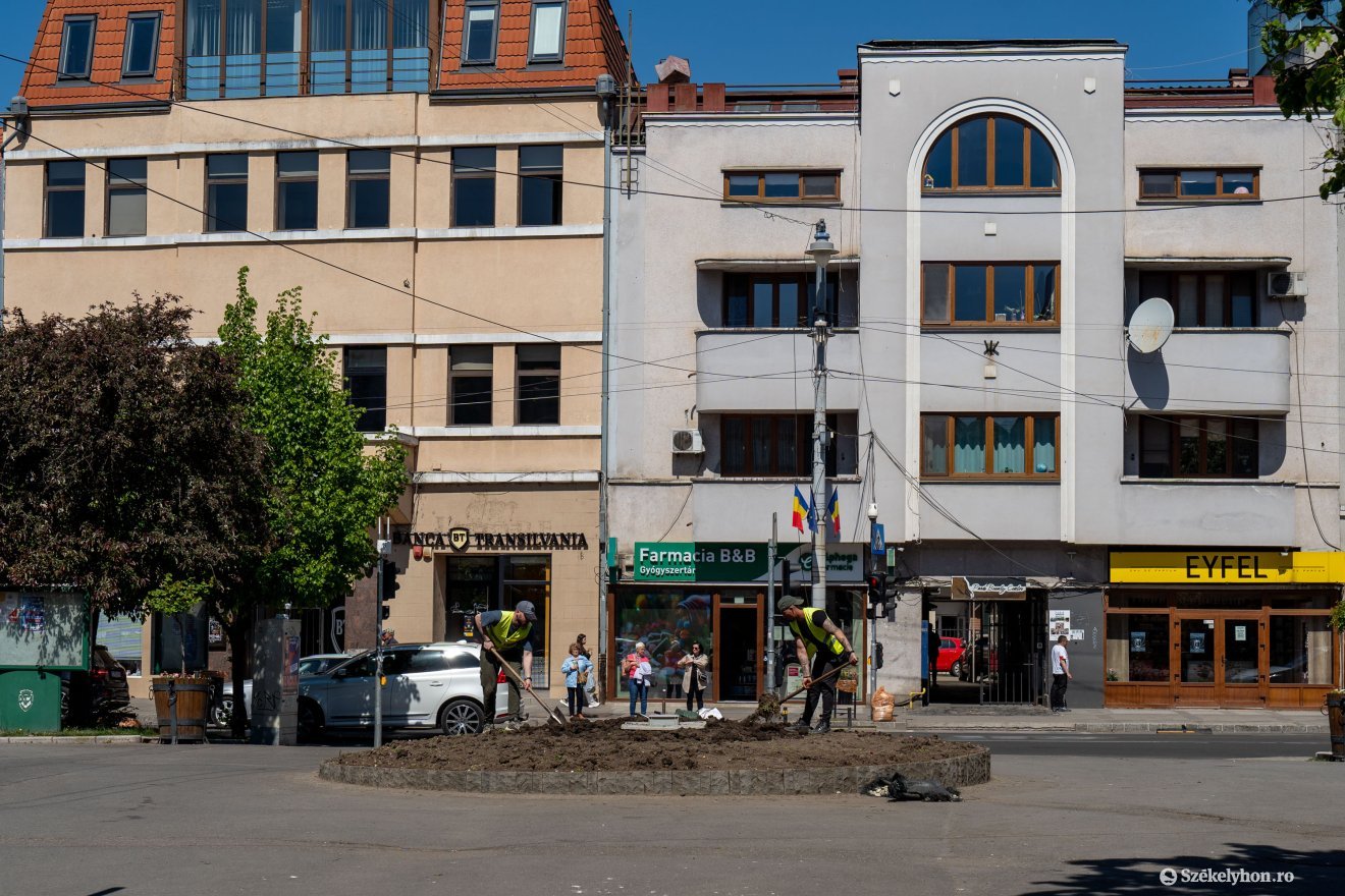 Szerdán és csütörtökön ültetik be a virágórát &bullet;  Fotó: Haáz Vince