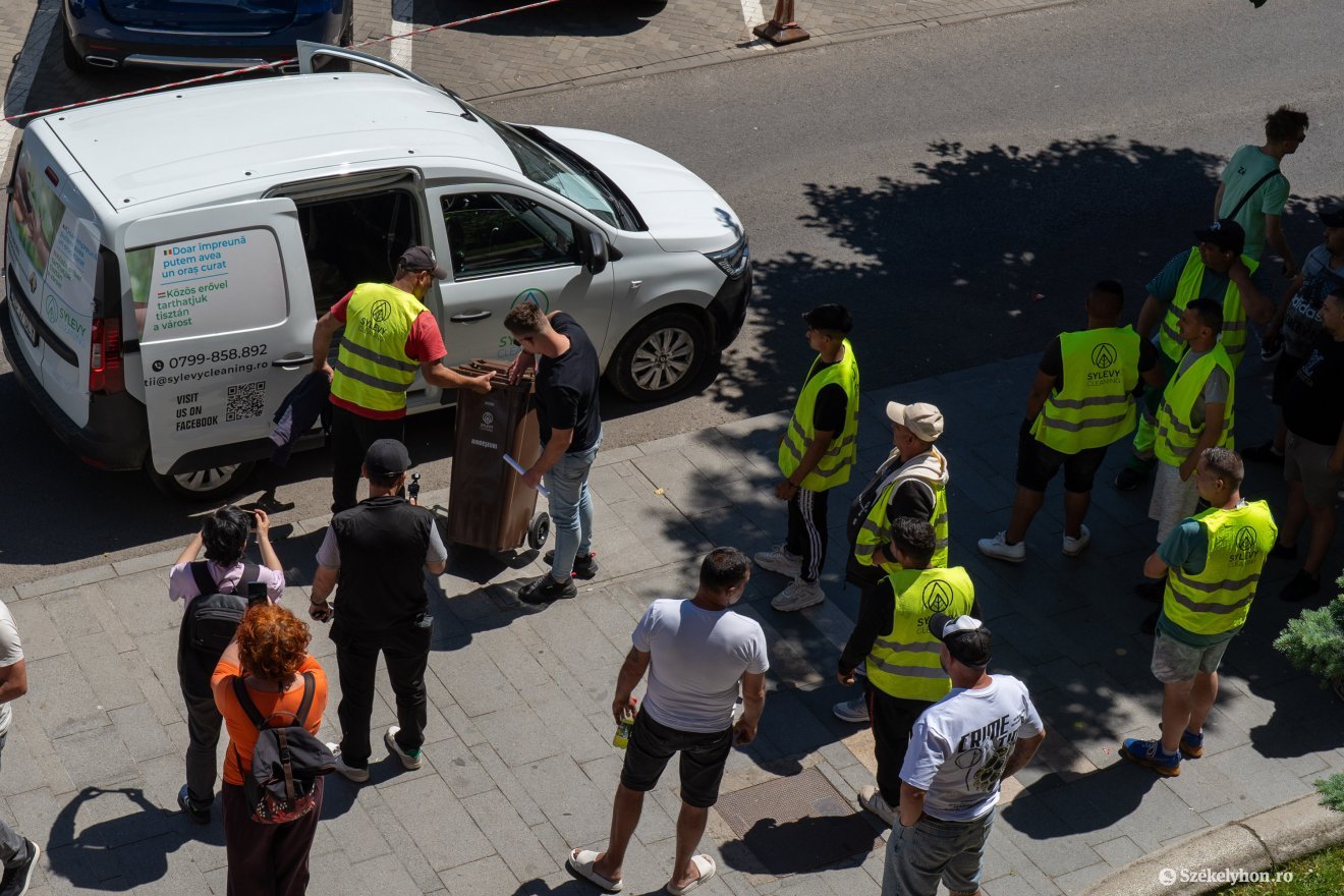 A marosvásárhelyi városháza előtt gyűltek össze a megélhetésüket féltő utcaseprők &bullet;  Fotó: Haáz Vince