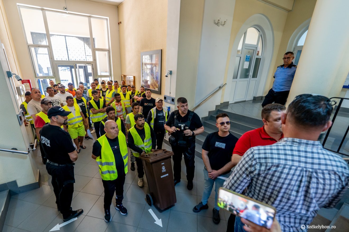 Bevonultak a városházára a Sylevy képviselői &bullet;  Fotó: Haáz Vince