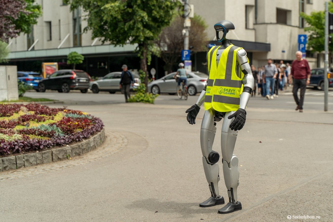 Egy nyolc-tíz éves gyerek termetére emlékeztet a humanoid robot &bullet;  Fotó: Haáz Vince