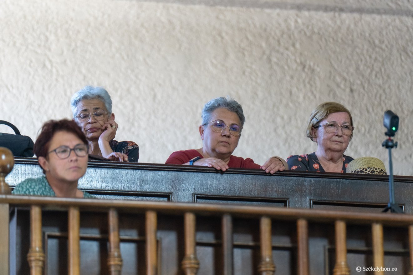 A tiltakozók nagy része az erkélyről követte a tanácsülést &bullet;  Fotó: Haáz Vince