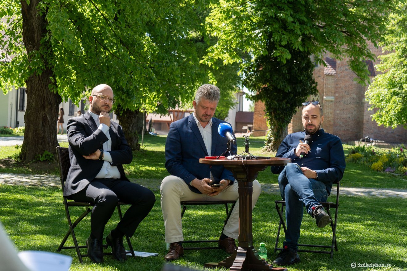 A főszervező (jobbról) és a városvezetők &bullet;  Fotó: Haáz Vince