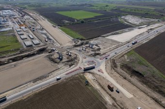 Látványos az építkezés az A8-as autópályán, de kérdéses az év végi átadás