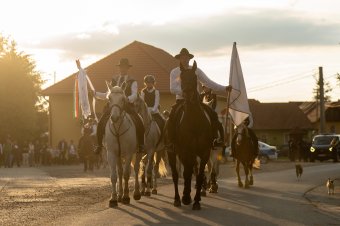 Elindultak Csíksomlyóra a lovasok a Maros megyei magyarság imaszalagjaival, rajtuk Márton Áron gondolataival