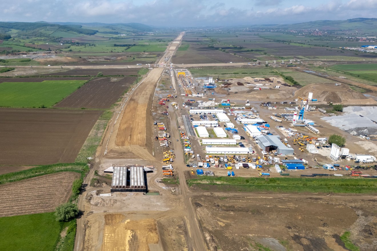 Látványos az építkezés az A8-as autópályán, de kérdéses az év végi átadás