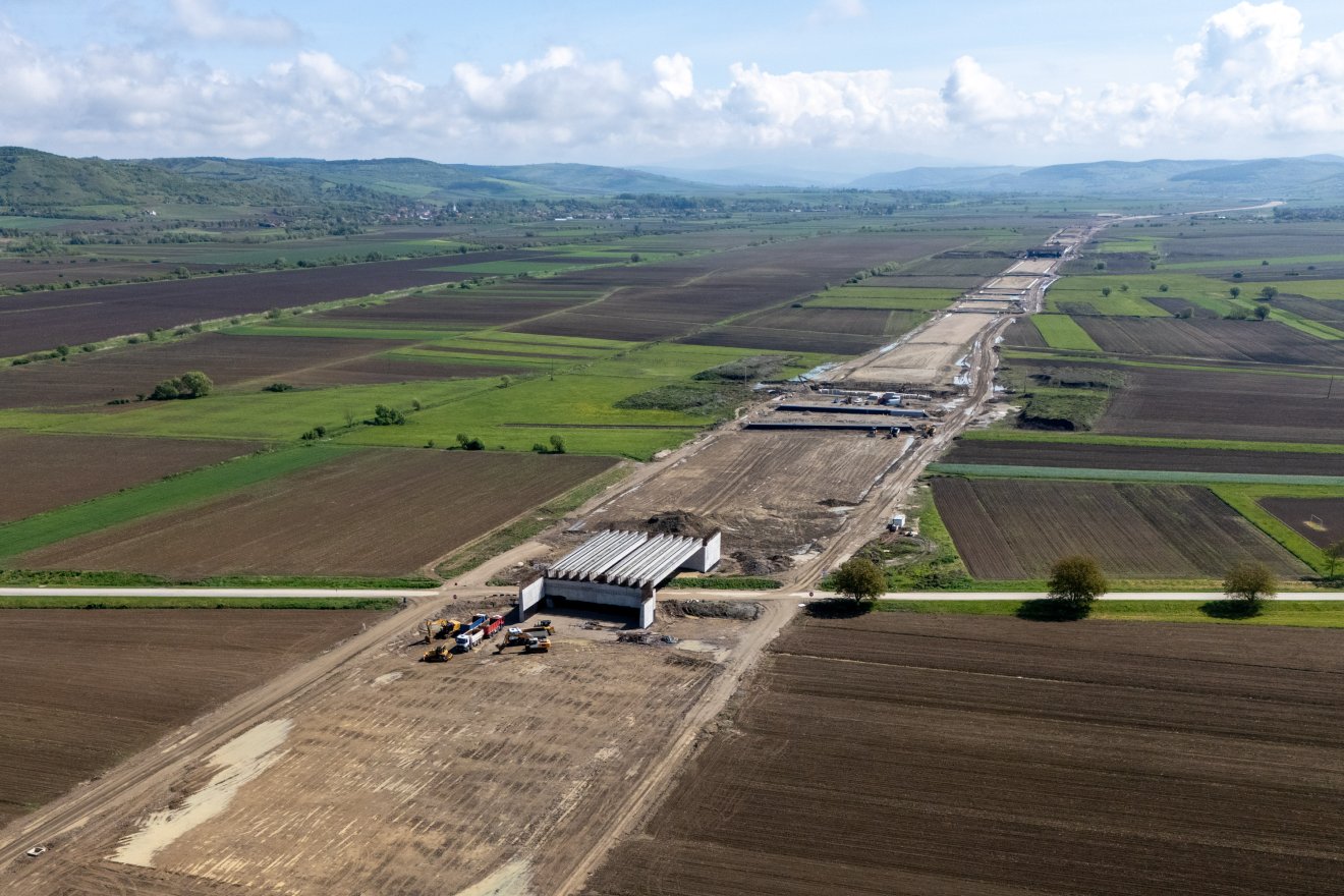 Látványos az építkezés az A8-as autópályán, de kérdéses az év végi átadás
