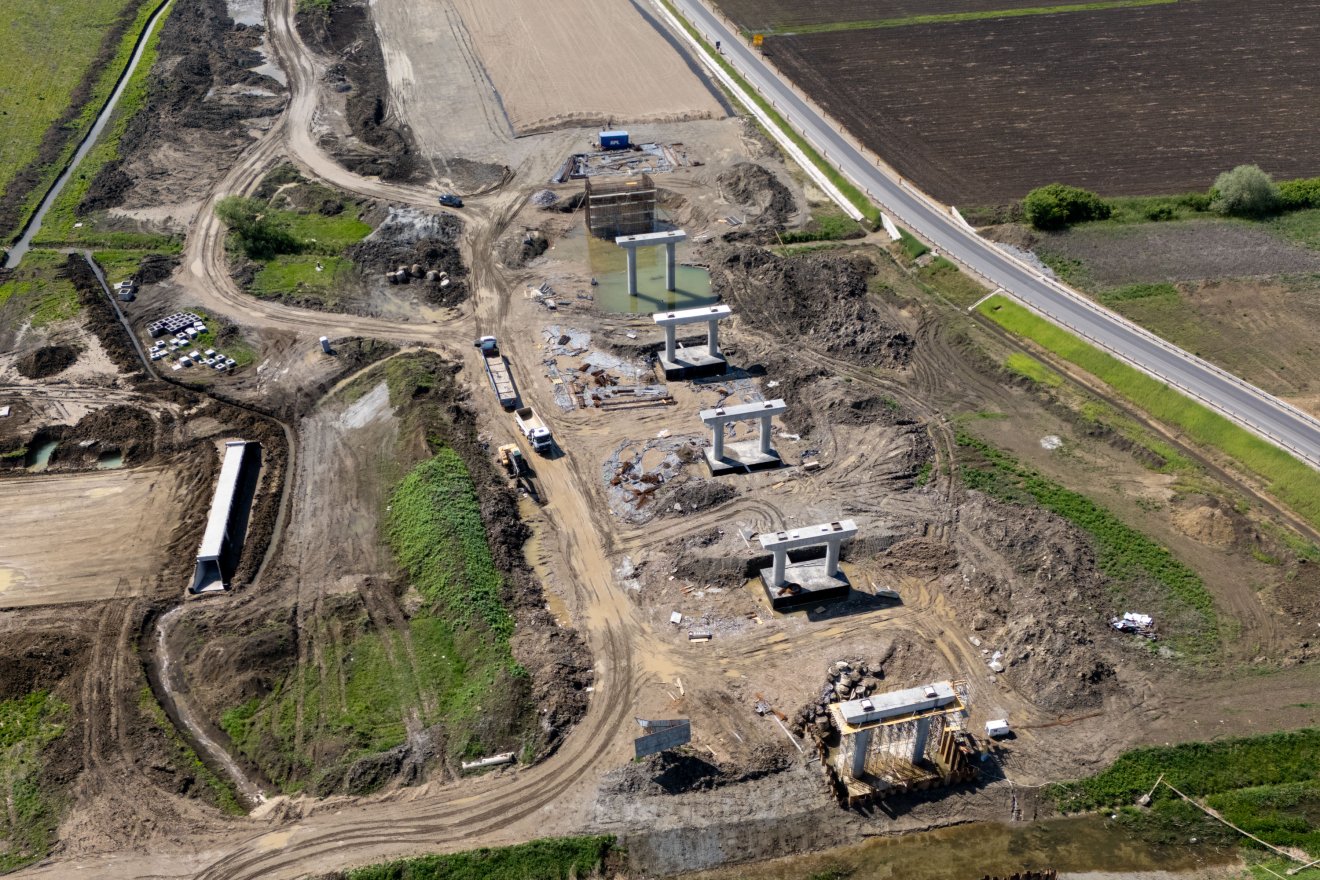 Látványos az építkezés az A8-as autópályán, de kérdéses az év végi átadás
