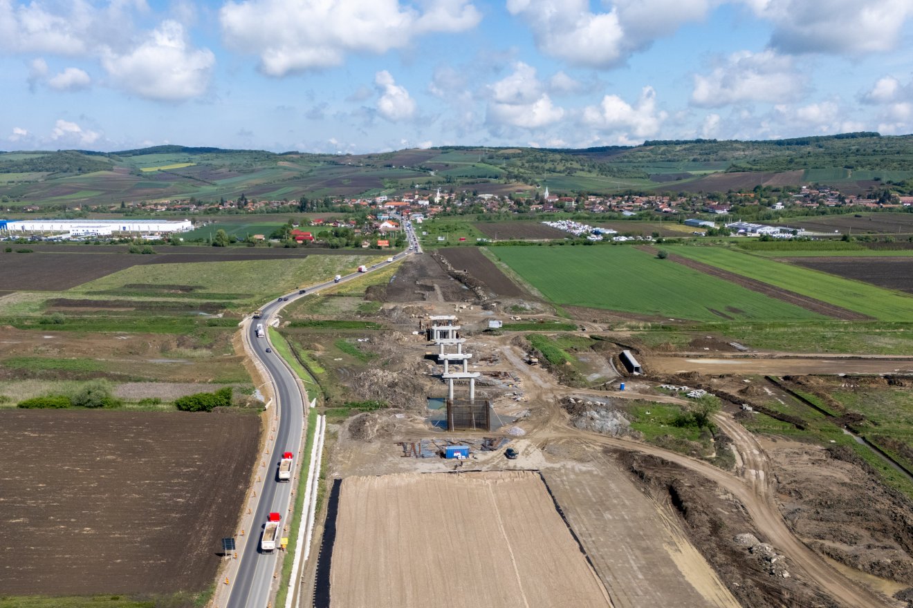 Látványos az építkezés az A8-as autópályán, de kérdéses az év végi átadás
