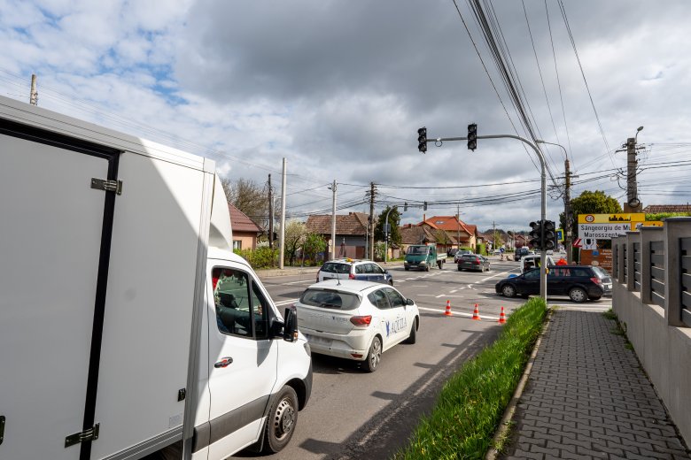 Már az első napon forgalmi káoszt okozott az új jelzőlámpa, csúcsidőben nem lesz piros