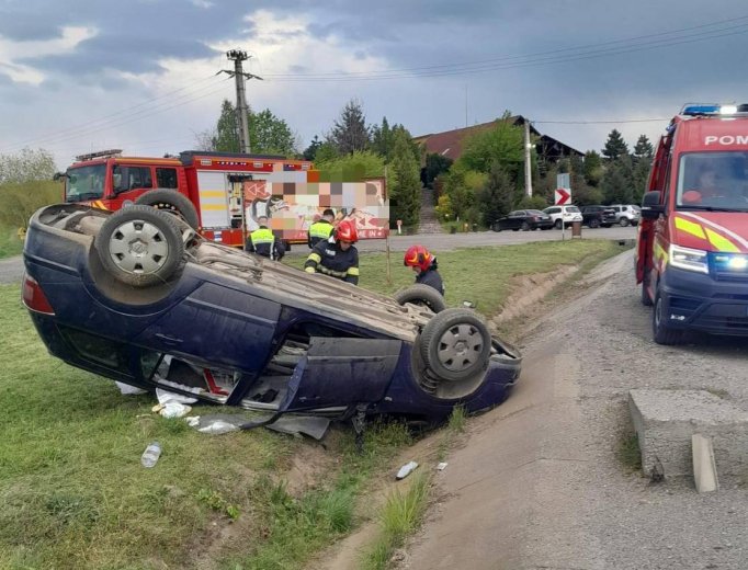 Két gyerek is megsérült, miután fejre állt egy autó