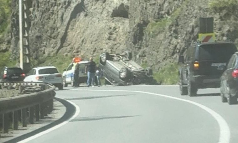 Gyerek is utazott a feje tetejére állt autóban