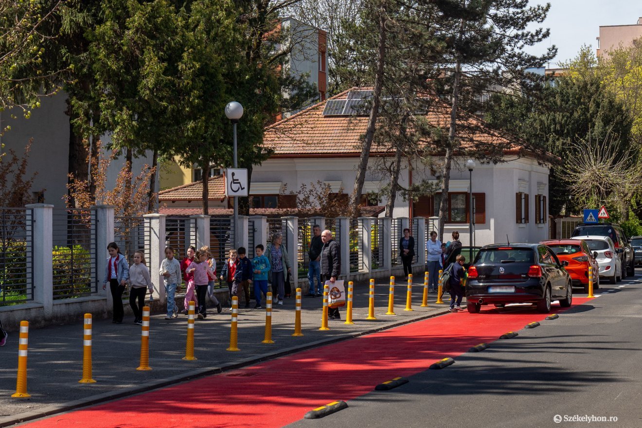 Végre széles, kényelmes járda fogadja az iskolából kilépő diákokat &bullet;  Fotó: Haáz Vince