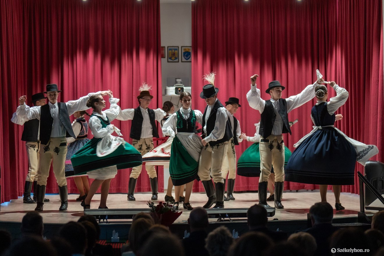 Az iskola néptánccsoportja vajdaszentiványi táncokkal mutatkozott be a vendégeknek &bullet;  Fotó: Haáz Vince