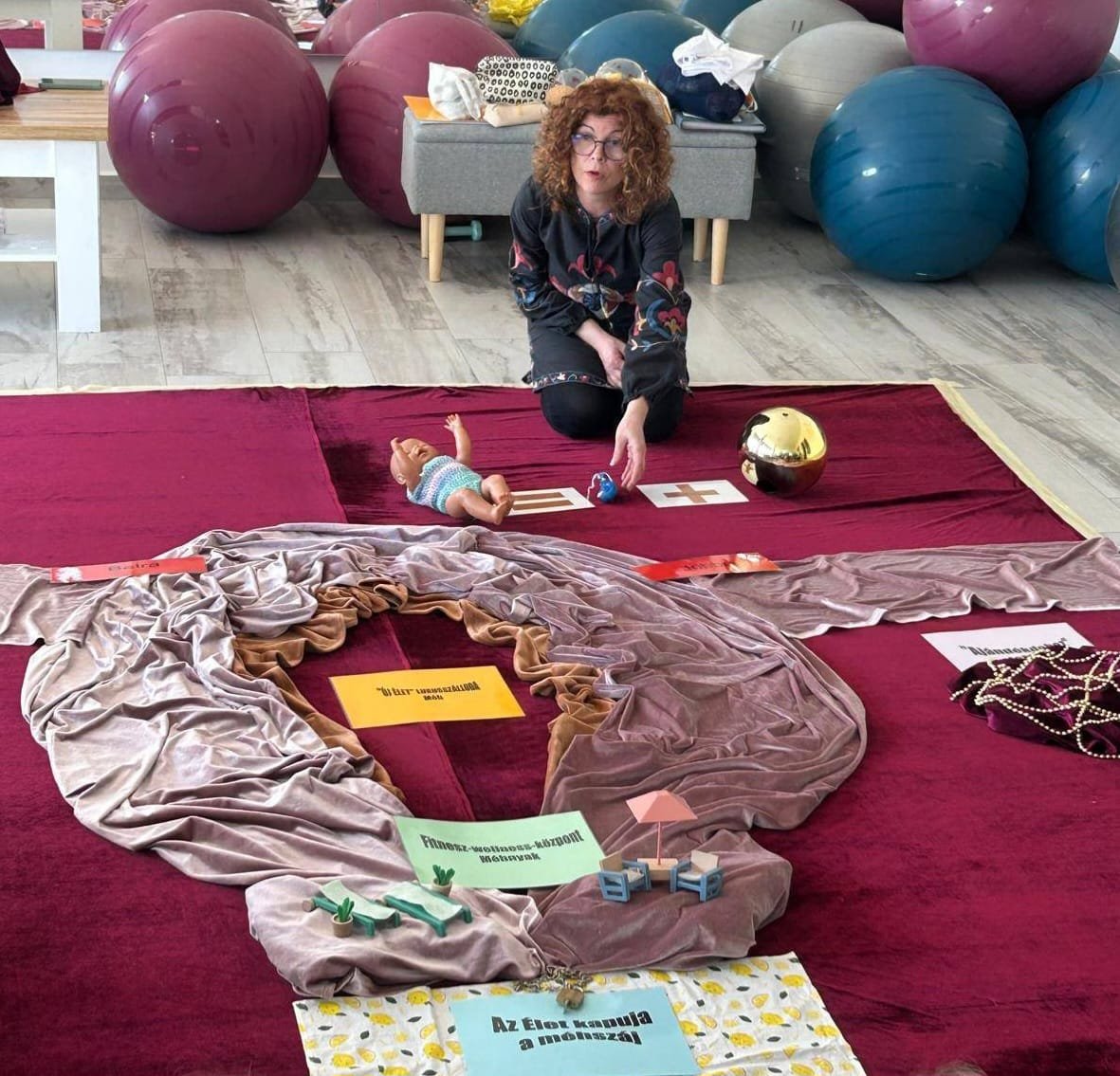 Török Orsolya: különösen fontos egy biztonságos, ítélkezésmentes tér, ahol a lányok kérdezhetnek, megérthetik a testük működését, és elfogadó kapcsolatot alakíthatnak ki önmagukkal &bullet;  Fotó: Tree of hope by Zolyomi Kármen Réka Facebook-oldal