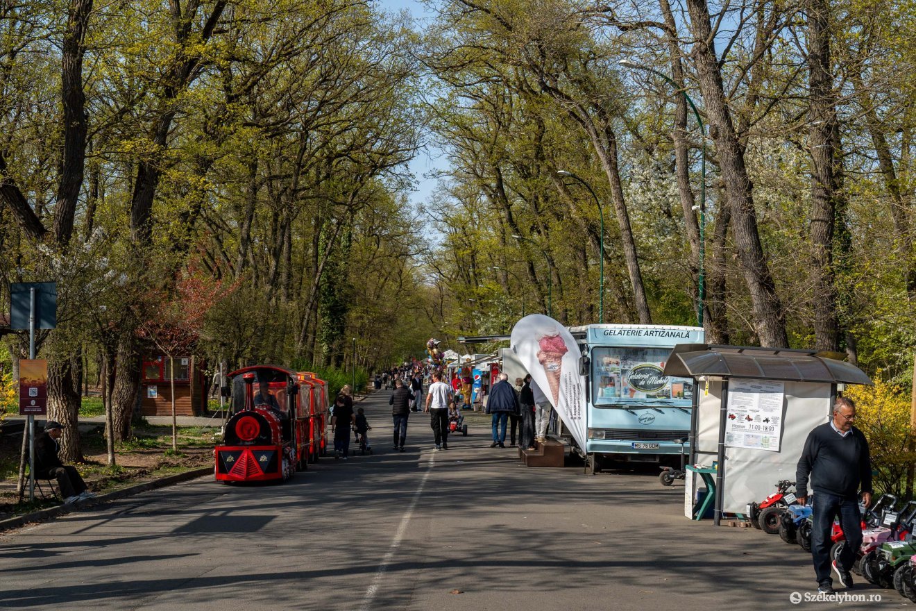 A bódék maradnak, ott lehet inni- és ennivalót vásárolni &bullet;  Fotó: Haáz Vince