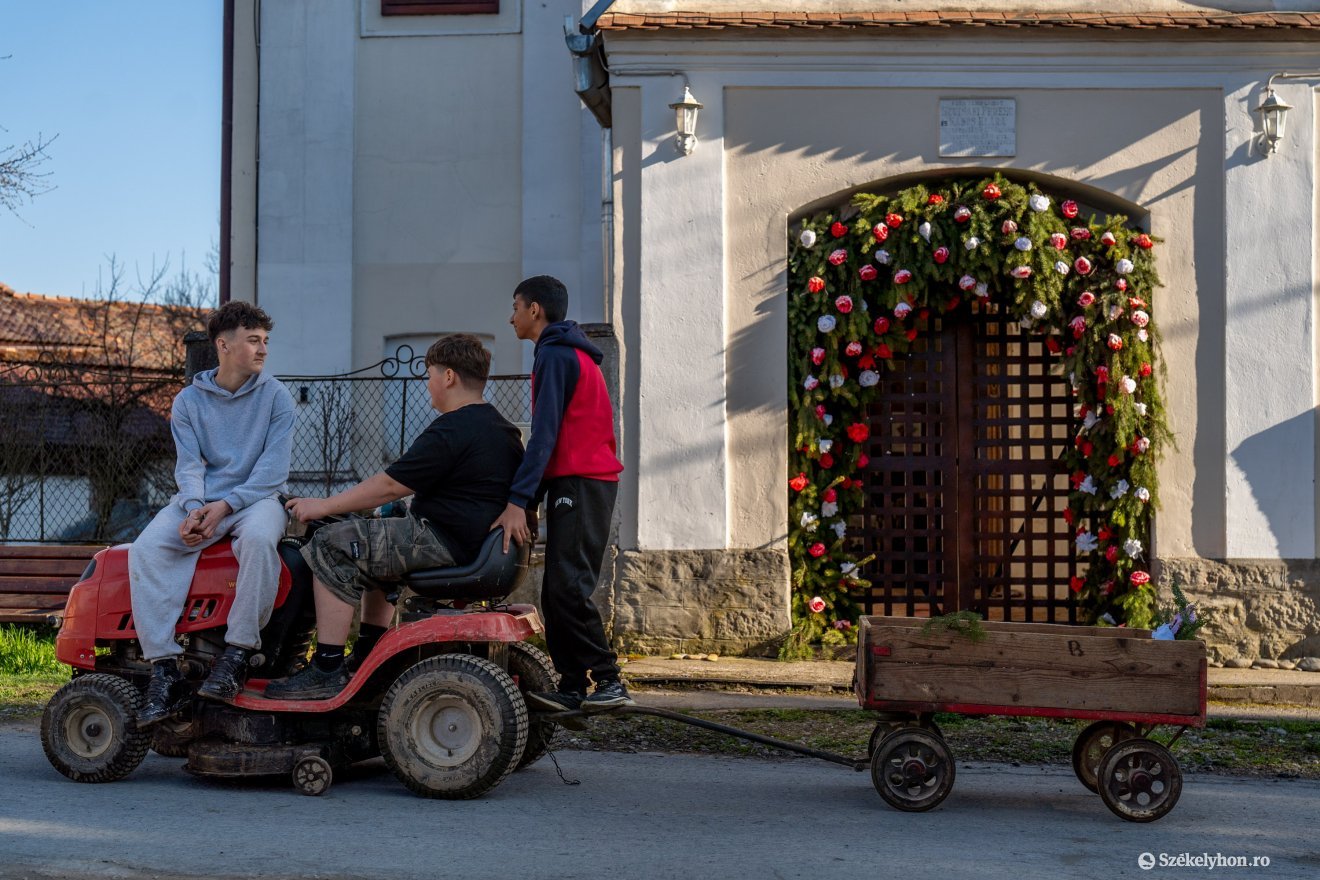 A templom bejárata is fel van díszítve • Fotó: Haáz Vince