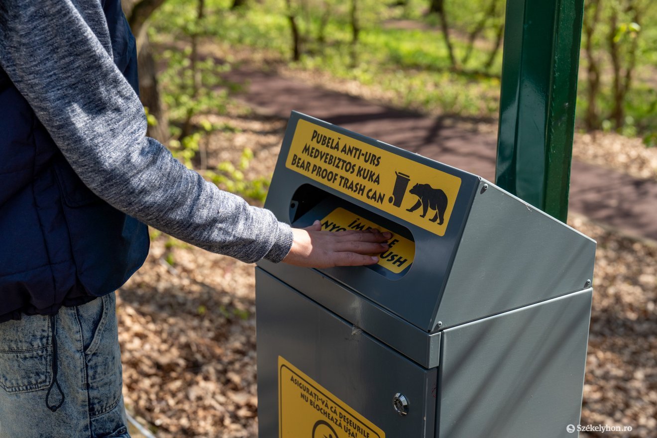 Medvebiztos kukákat helyezett ki a városvezetés &bullet;  Fotó: Haáz Vince