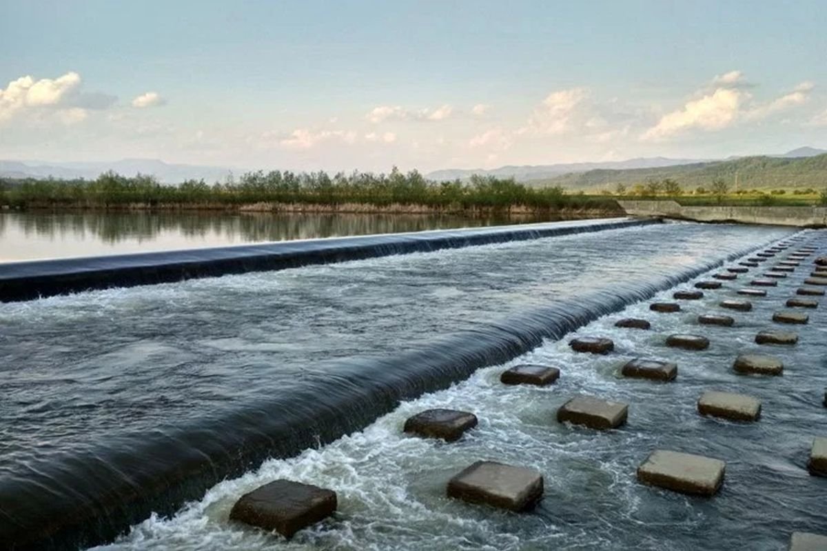 A marosvécsi gát nagy vízhozamnál &bullet;  Fotó: Milvus Csoport