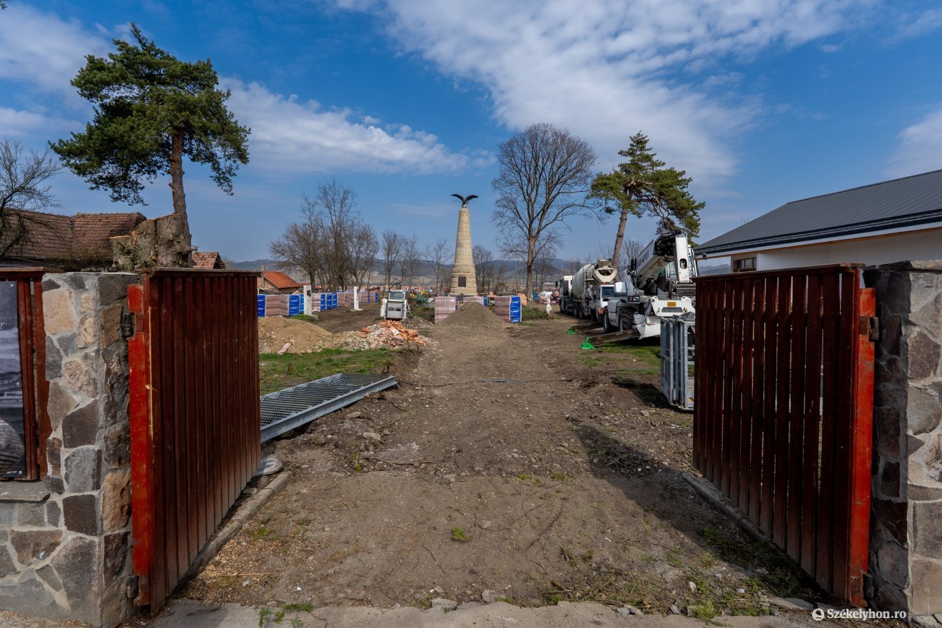 Az emlékpark fókuszpontját jelentő bronz turulmadaras obeliszk is új fényt kapott &bullet;  Fotó: Haáz Vince