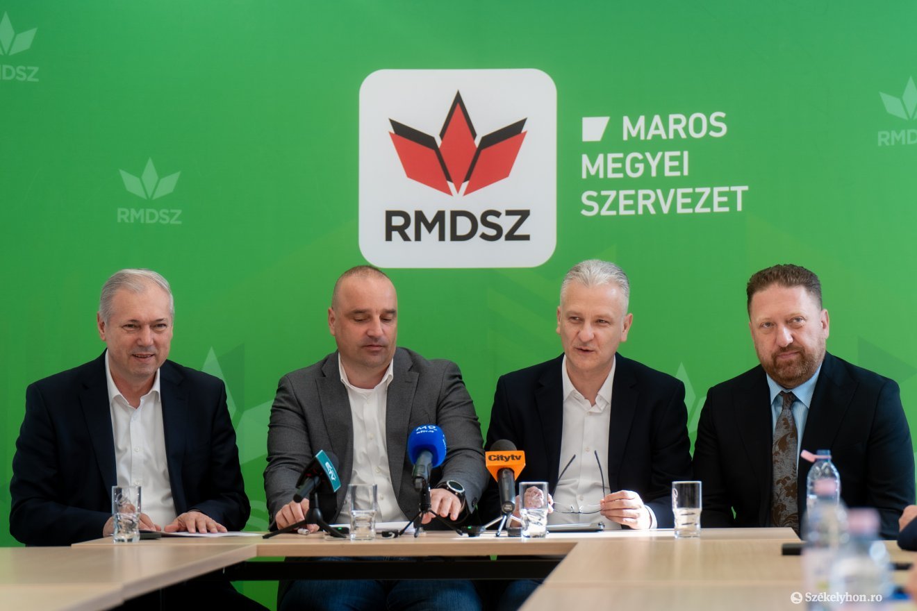 A megye és a kormány képviselőjének jelenlétében számolt be Sipos Levente (jobbról a második) a nagyberuházásról &bullet;  Fotó: Haáz Vince