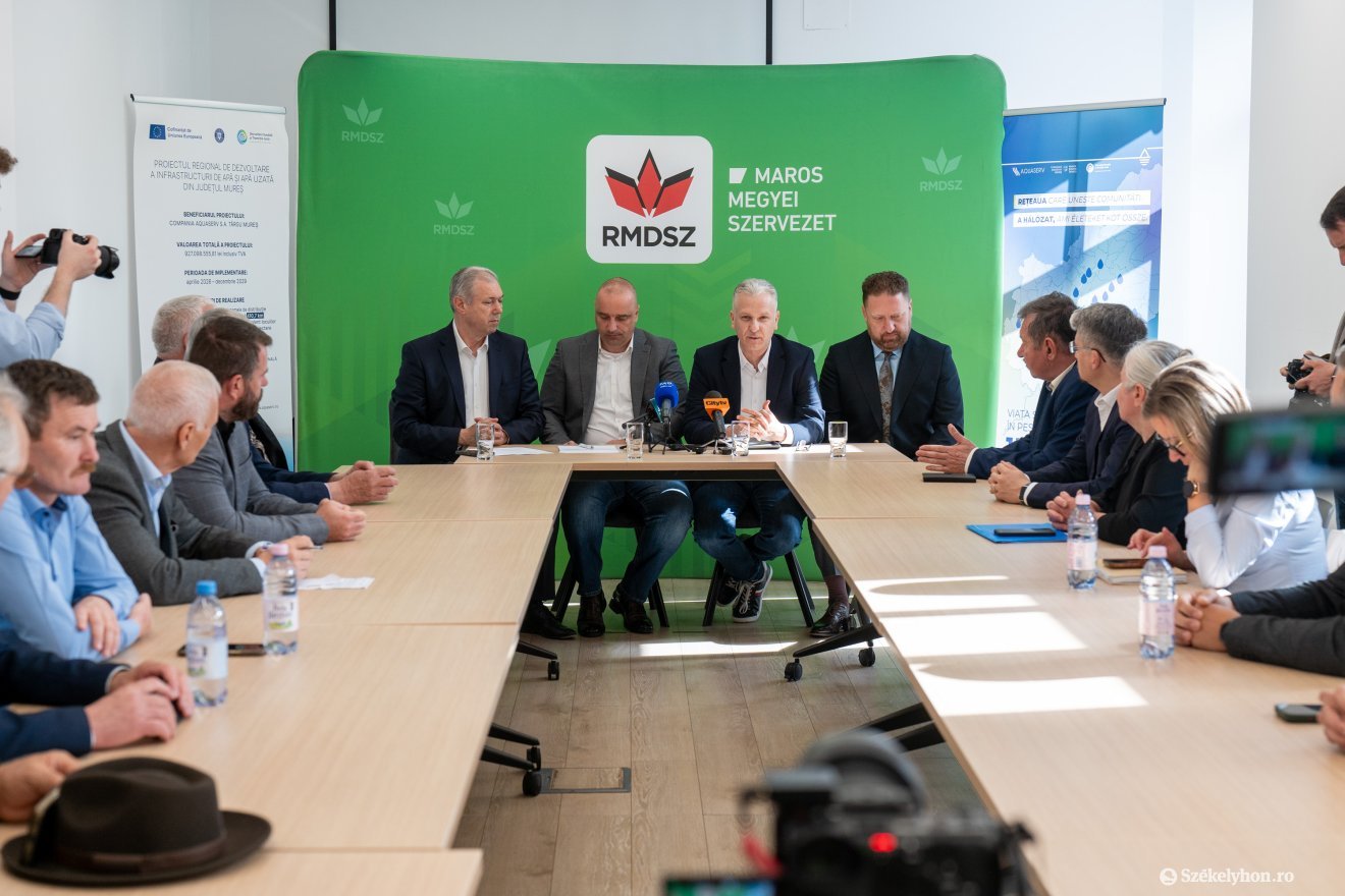 Az érintett települések polgármesterei is részt vettek a sajtótájékoztatón &bullet;  Fotó: Haáz Vince