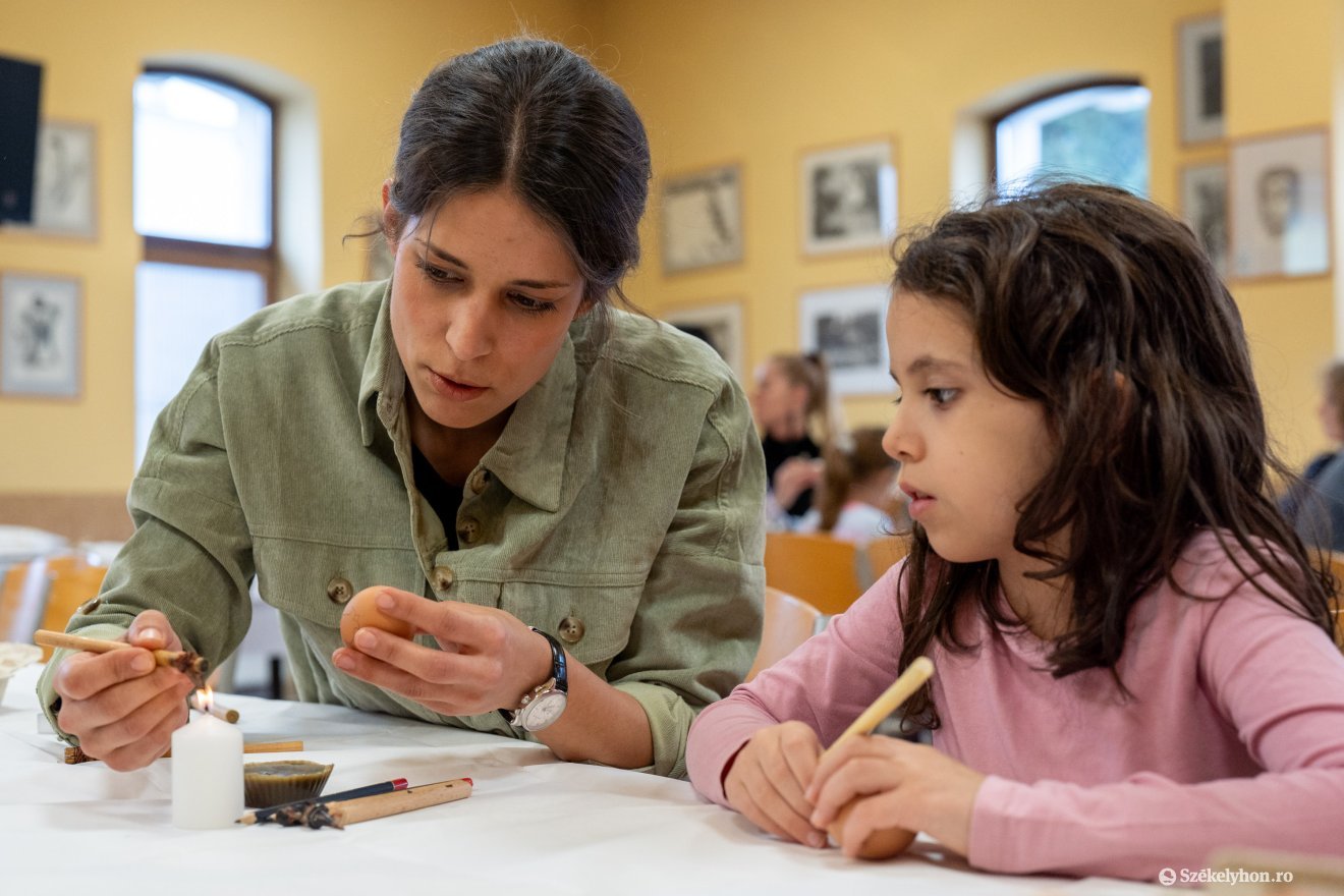 Székely Panna kislánykora óta hagyományos viaszos technikával írja meg tojásait &bullet;  Fotó: Haáz Vince