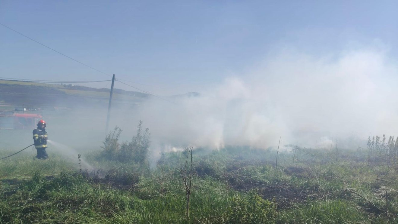 Az erős szélben nem volt könnyű dolguk a tűzoltóknak &bullet;  Fotó: Maros megyei tűzoltóság