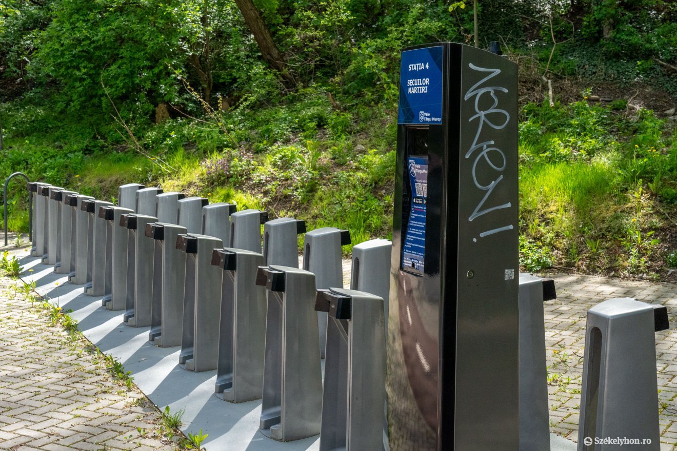 A öt okos dokkolóállomást a Klinikák negyed közelében helyezték el, és a tervek szerint 120 bicikli lesz forgalomban &bullet;  Fotó: Haáz Vince