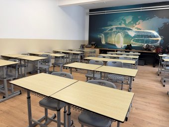 Vegyes fogadtatásra találtak Marosvásárhely iskoláinak újonnan beszerzett iskolapadjai