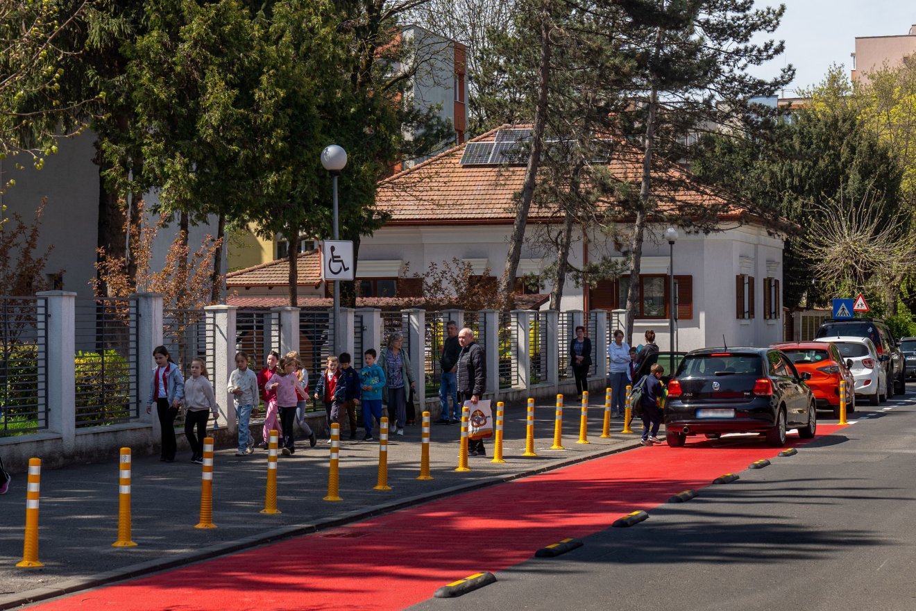 Puszi&Pá az iskola előtt – ezt a kezdeményezést minden iskola előtt bevezethetnék