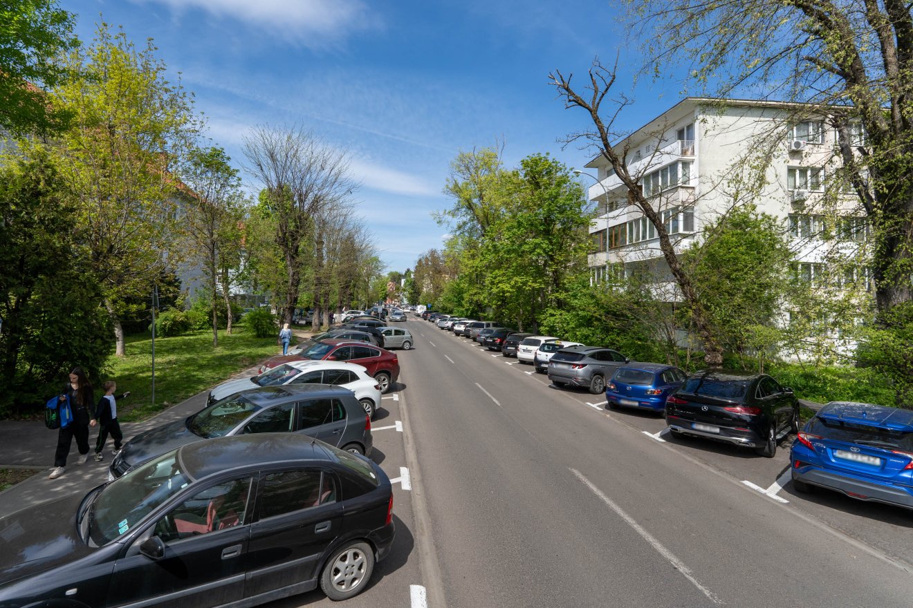 Parkolók helyett kerékpárút – forgalmas útszakaszt egyirányúsítanak Marosvásárhelyen