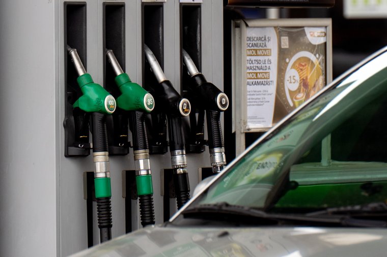 Kilőttek az olajárak hétfő reggelre, öt terv van a román asztalon, hogy ne érjük el literenként a 10 lejt