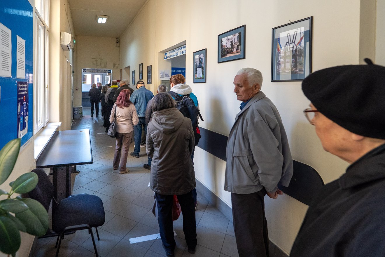 Pénteken már sorok alakultak ki az adófizetésnél &bullet;  Fotó: Haáz Vince