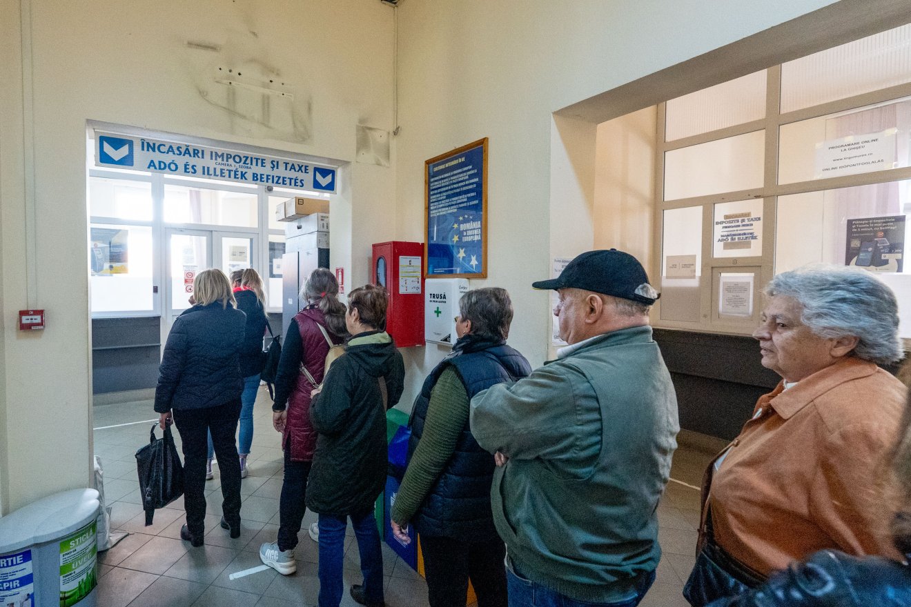 Sokan személyesen fizetik ki az adókat &bullet;  Fotó: Haáz Vince