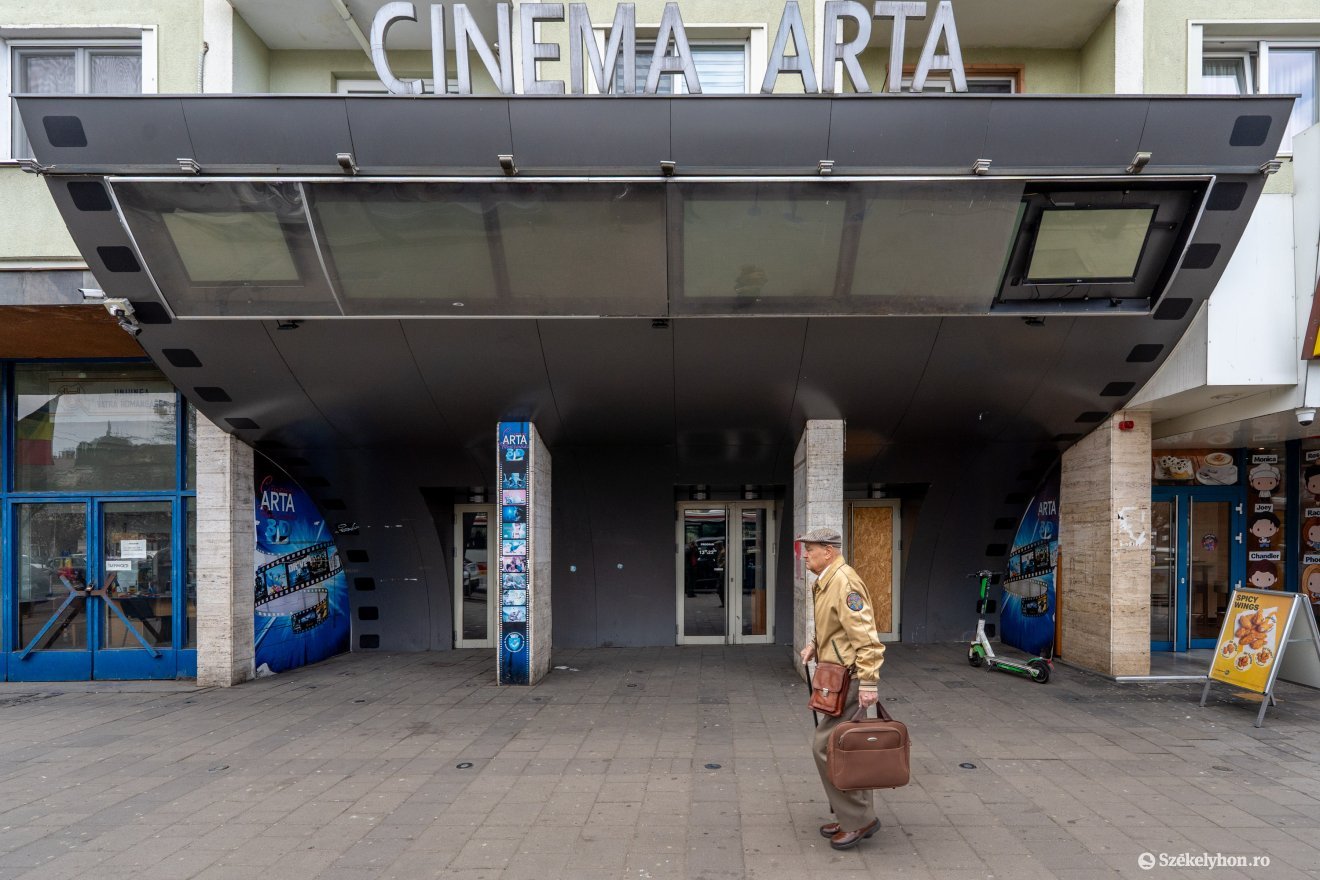 Kihasználatlanul áll évek óta Marosvásárhely központi helyén az egykori Művész Mozi &bullet;  Fotó: Haáz Vince