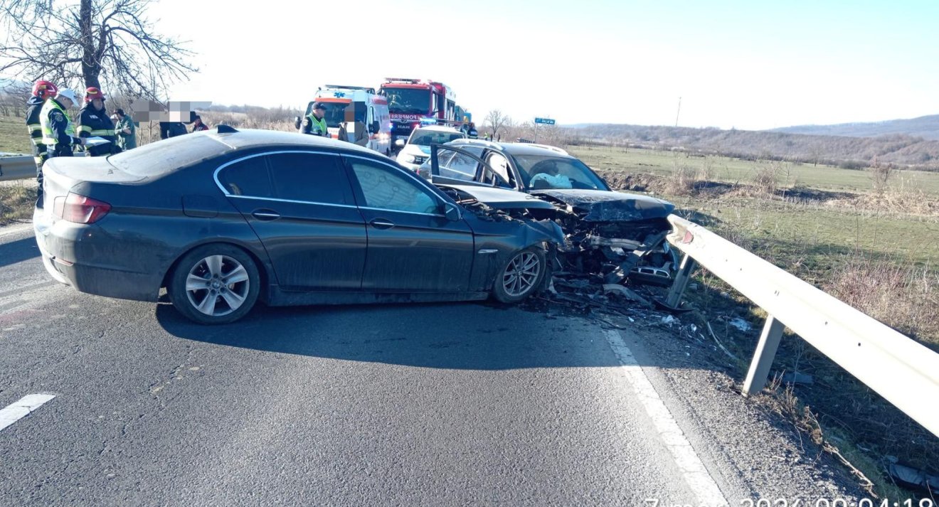 Két autó ütközött szombaton Marosvécs mellett &bullet;  Fotó: Maros megyei ISU