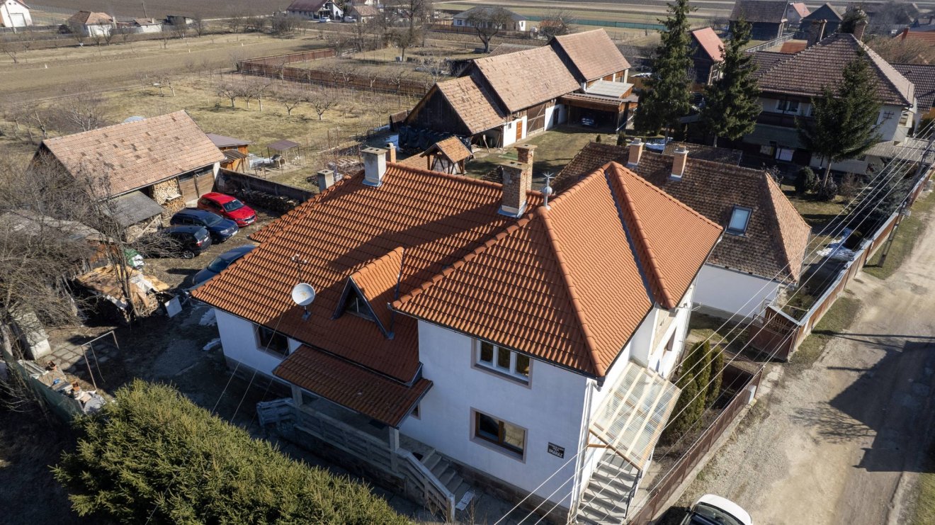 A megújult gyülekezeti ház és parókia &bullet;  Fotó: Erdélyi Református Egyházkerület - Kiss Gábor