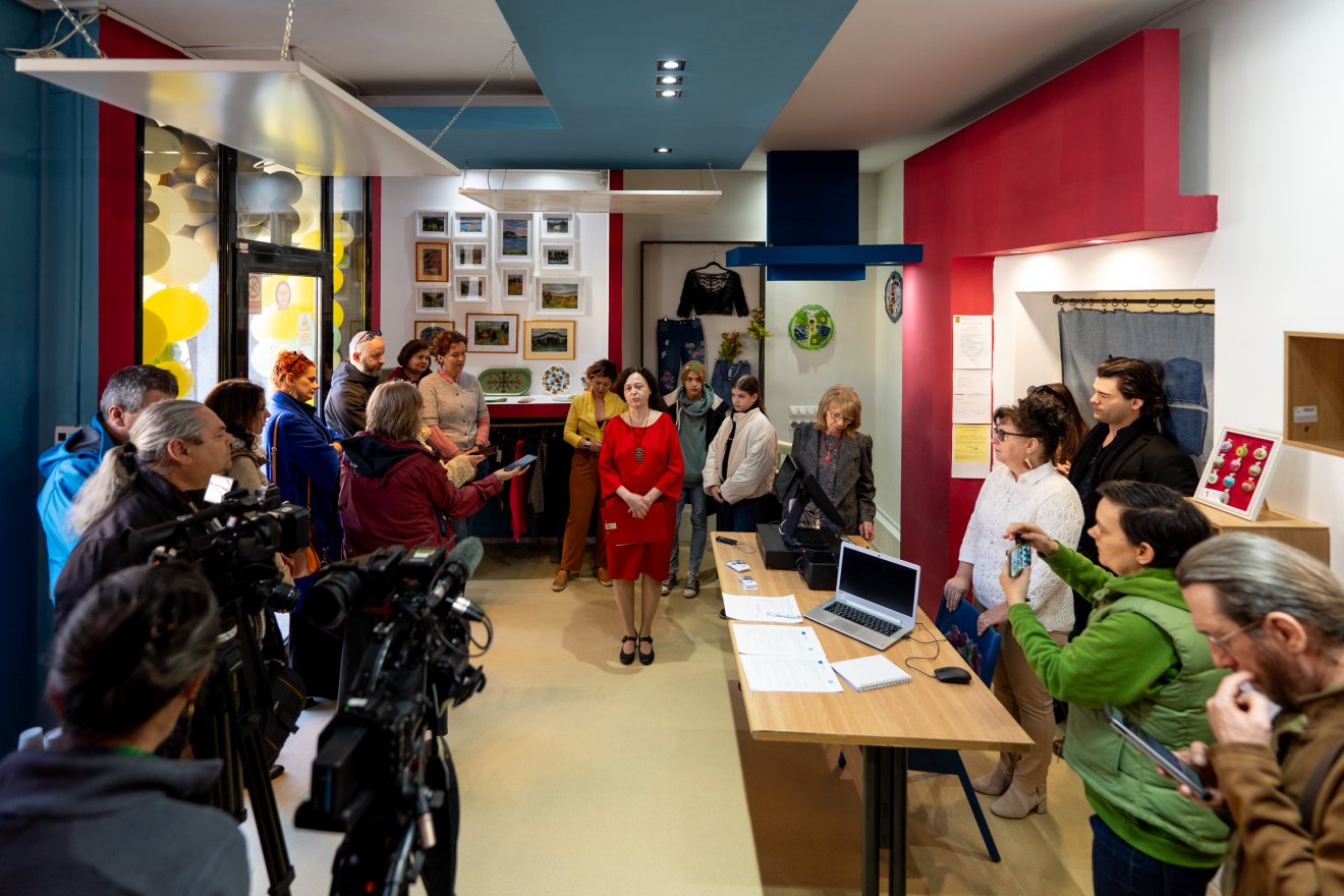 Koreck Mária, a szociális vállalkozás menedzsere nyitotta meg a boltot hétfőn &bullet;  Fotó: Haáz Vince