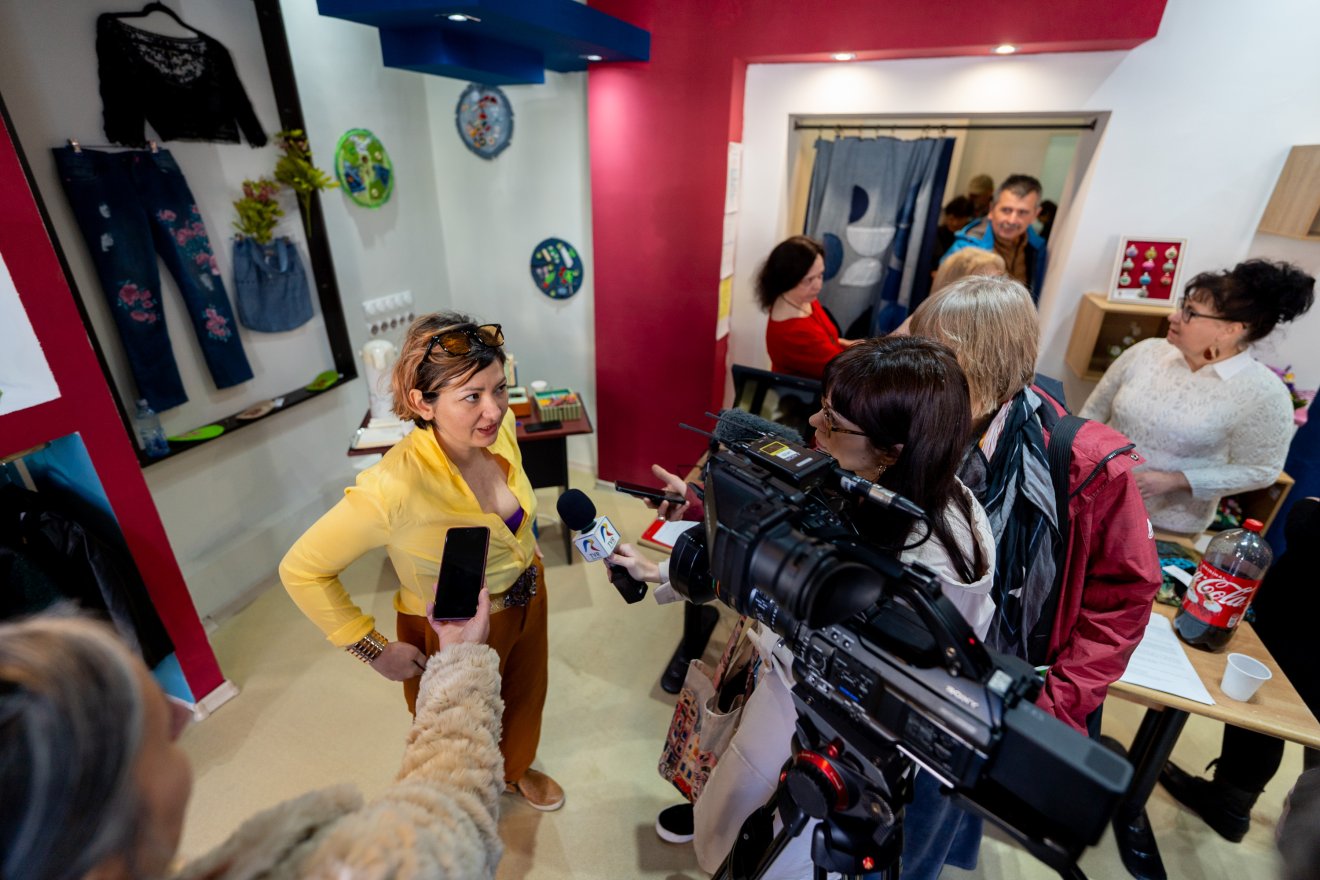 A bolt kirakatát Hajnal Zsuzsa tervezte és valosította meg &bullet;  Fotó: Haáz Vince