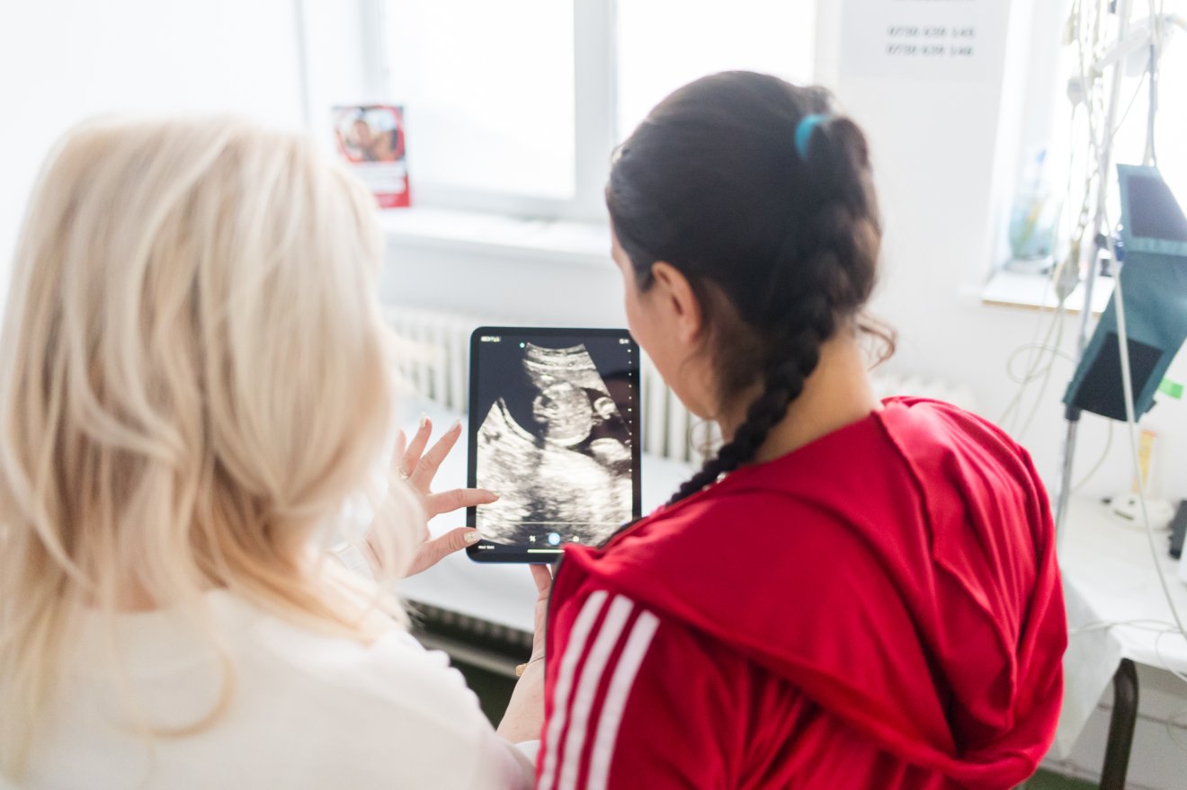 A megfelelő felvilágosítás – szegénységben élő közösségekben is – jelentősen csökkenthetné a nem tervezett terhességek számát, és segíthetne megelőzni a szexuális visszaéléseket is &bullet;  Fotó: Mentsétek meg a gyermekeket alapítvány hazai szervezete